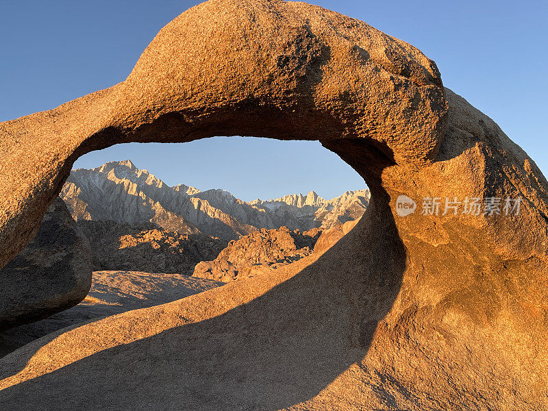 阿拉巴马山-莫比乌斯拱门在日出，内华达山脉，Lone Pine西部，加利福尼亚